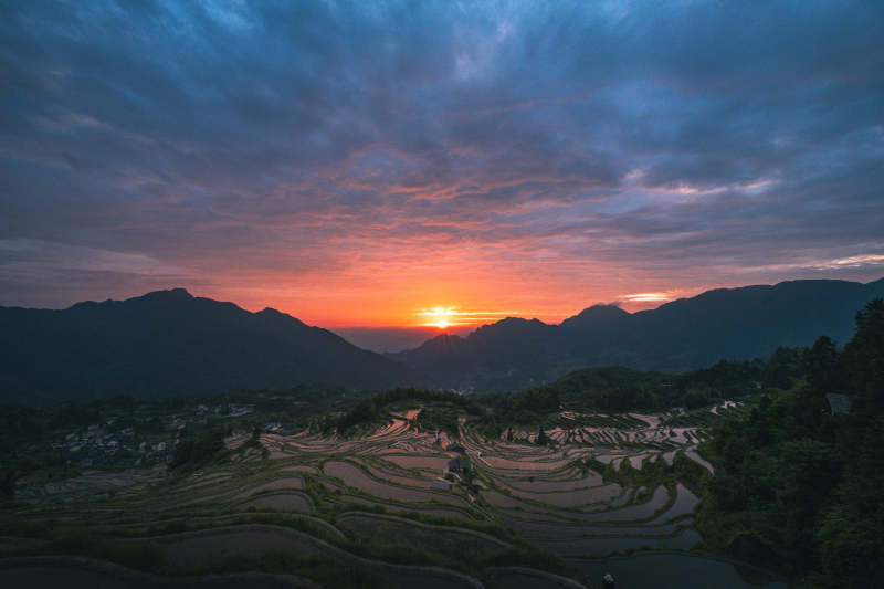 梯田日落 山峦映霞光图片