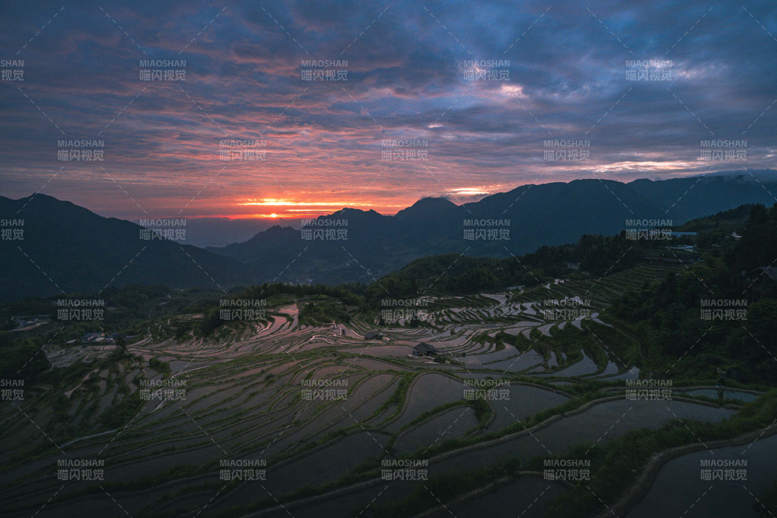 暮色梯田 山峦映霞光图片