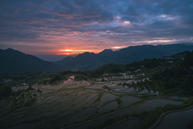 暮色梯田 山峦映霞光图片