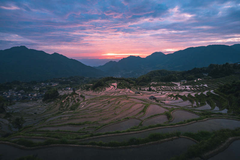 梯田暮色 山峦映霞光图片