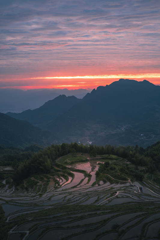 梯田映霞 山峦暮色美图片