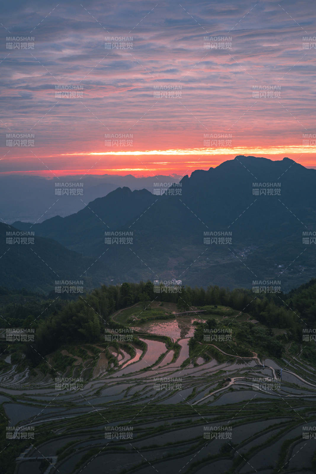 梯田映霞 山峦暮色美图片