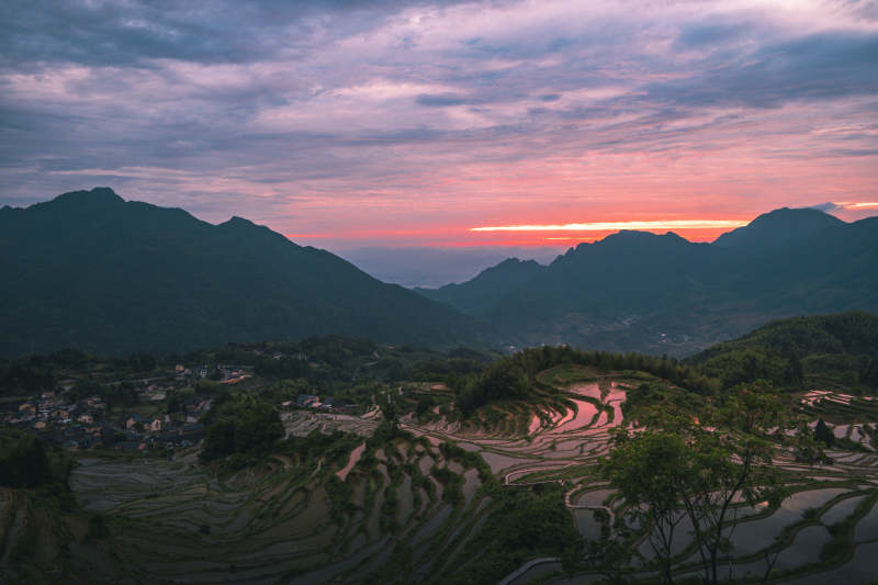 梯田日落 山峦映霞光图片