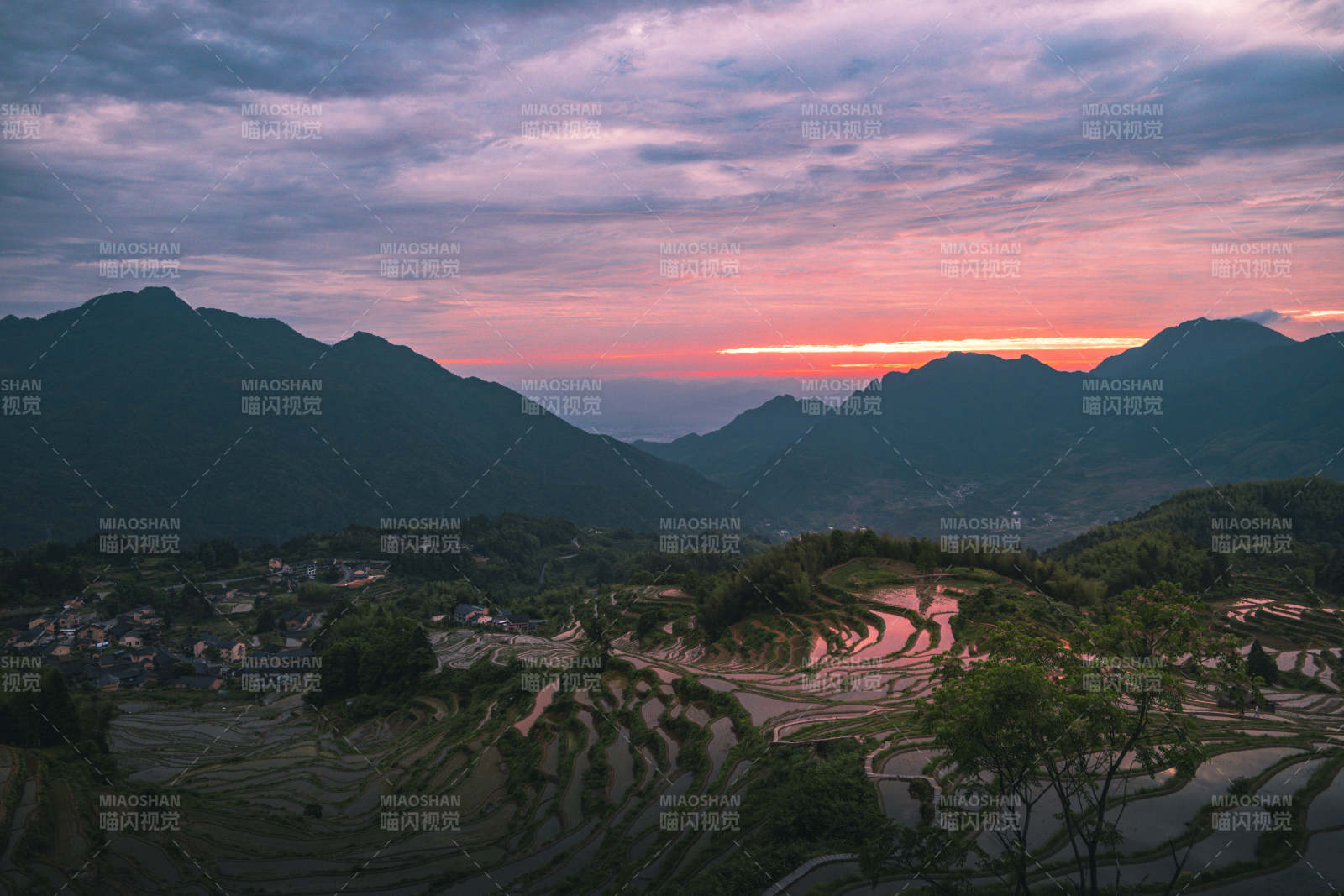 梯田日落 山峦映霞光图片