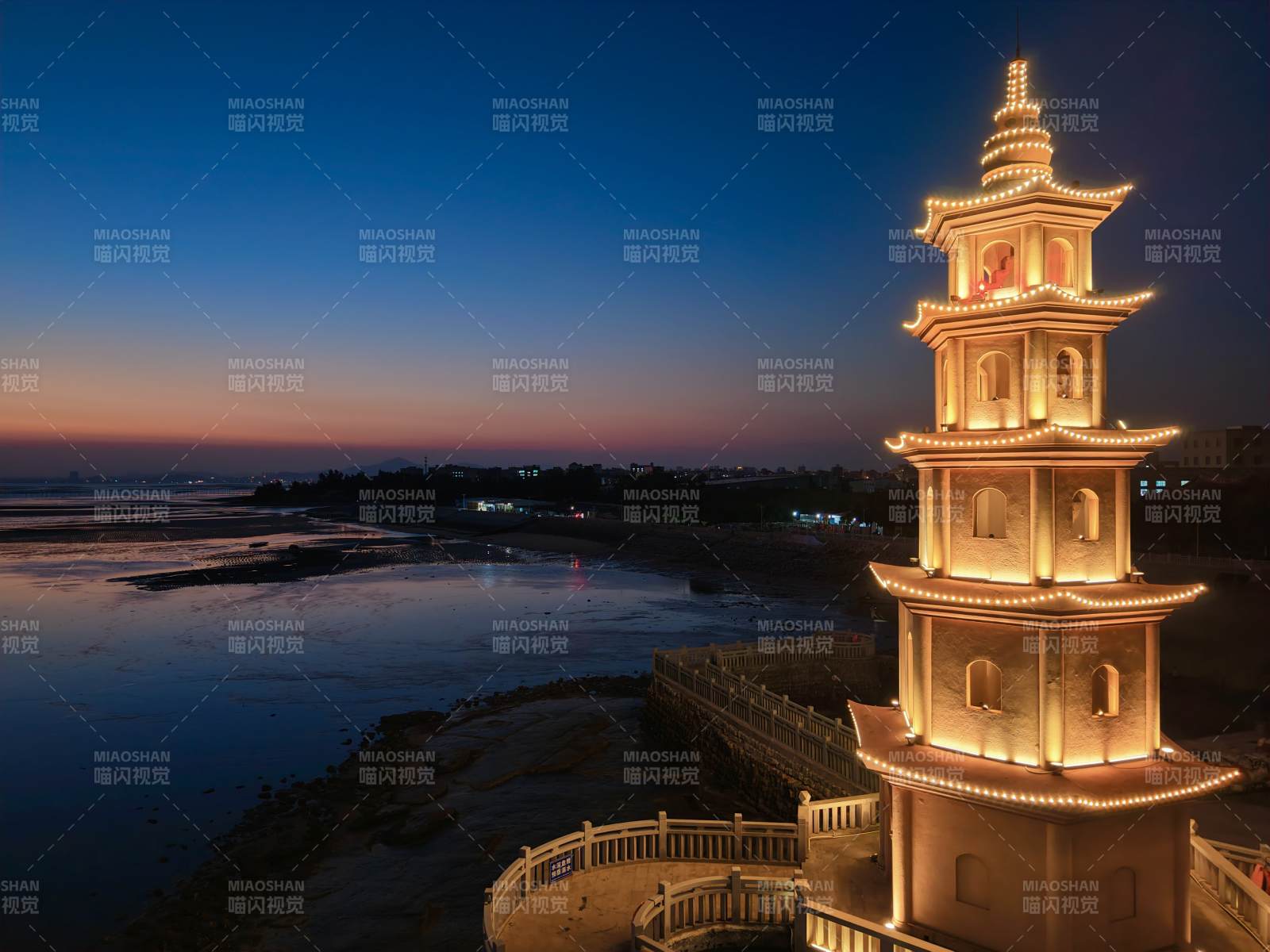 夜海古塔 灯火映潮声图片