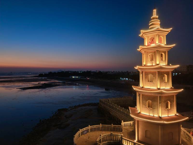 夜海古塔 灯火映潮声图片