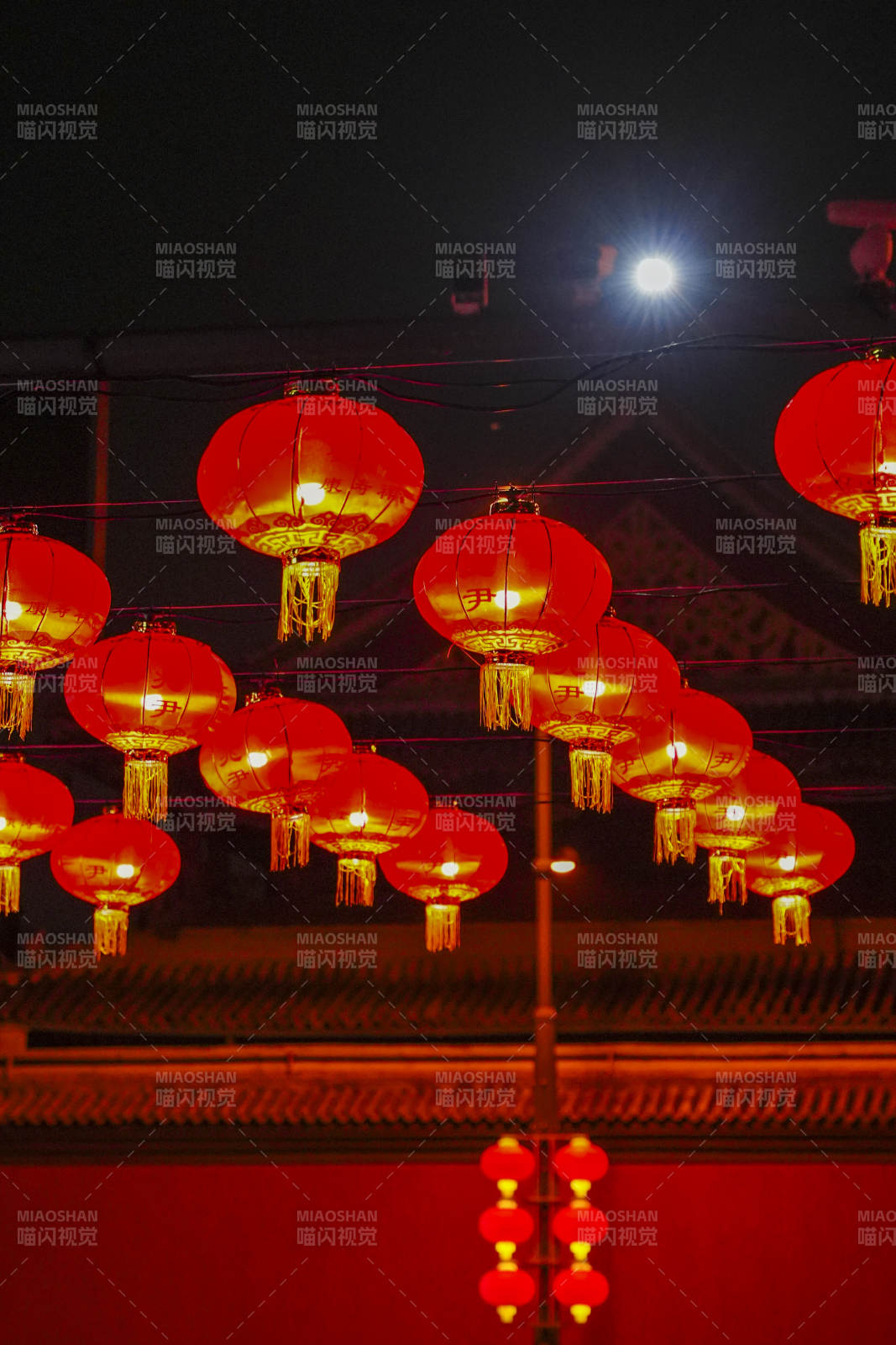 红灯笼夜映古韵图片