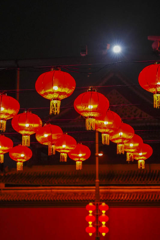 红灯笼夜映古韵图片
