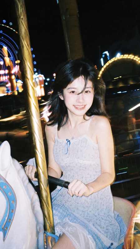 夜游旋转木马 笑容如星图片