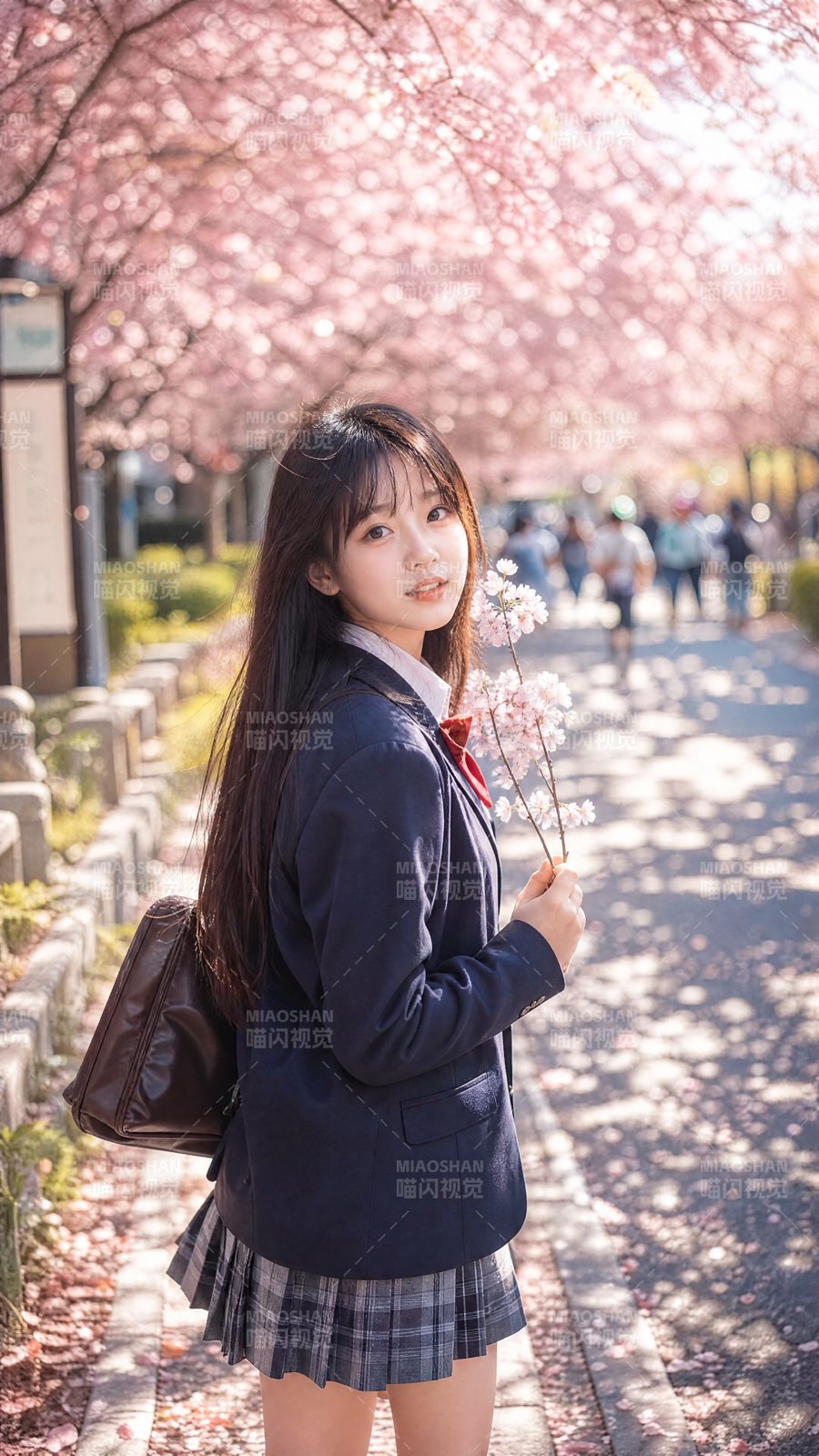樱花树下 少女持花回眸图片