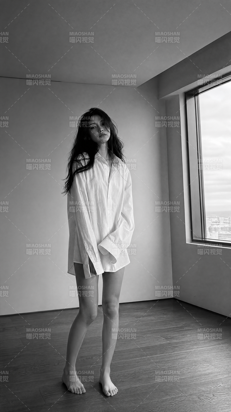窗边白衬衫少女图片