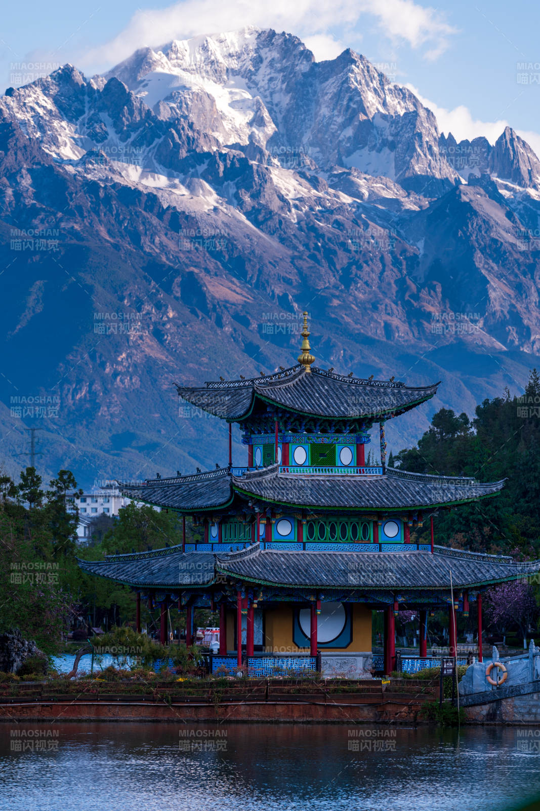 丽江黑龙潭雪山映古亭 湖光藏秘境图片