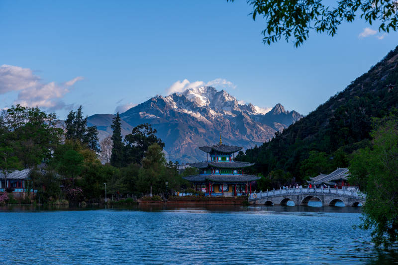 丽江玉龙雪山映古亭 湖光揽胜景图片