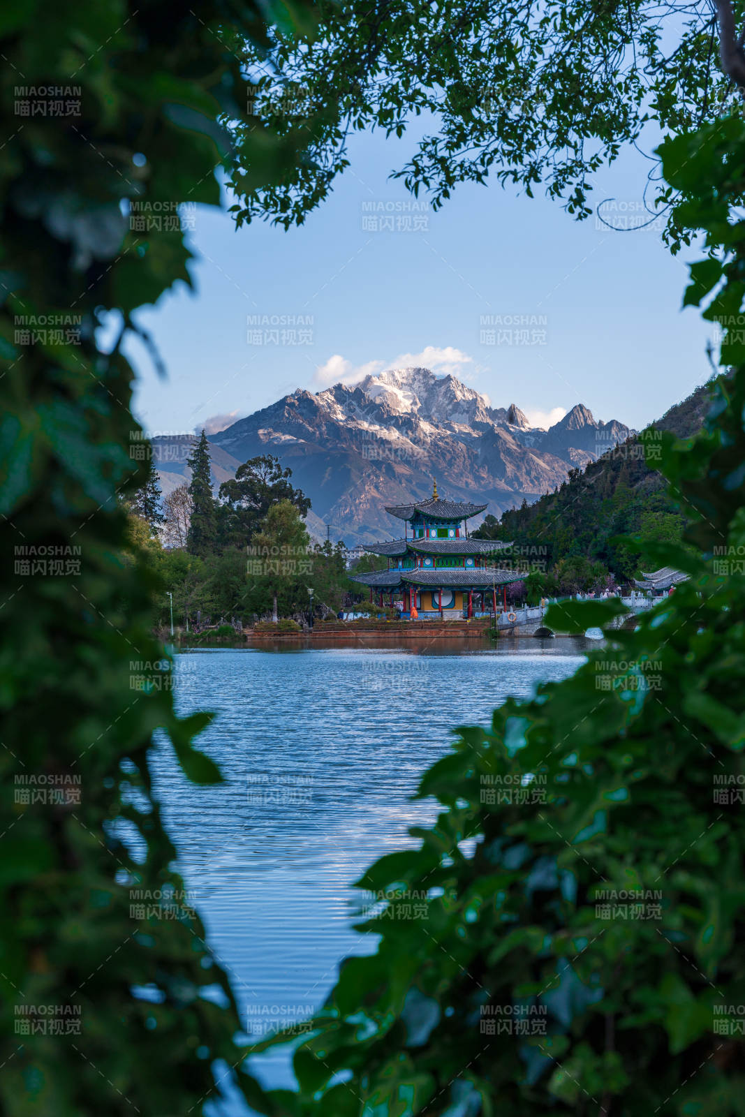 丽江黑龙潭湖光山色映古亭图片