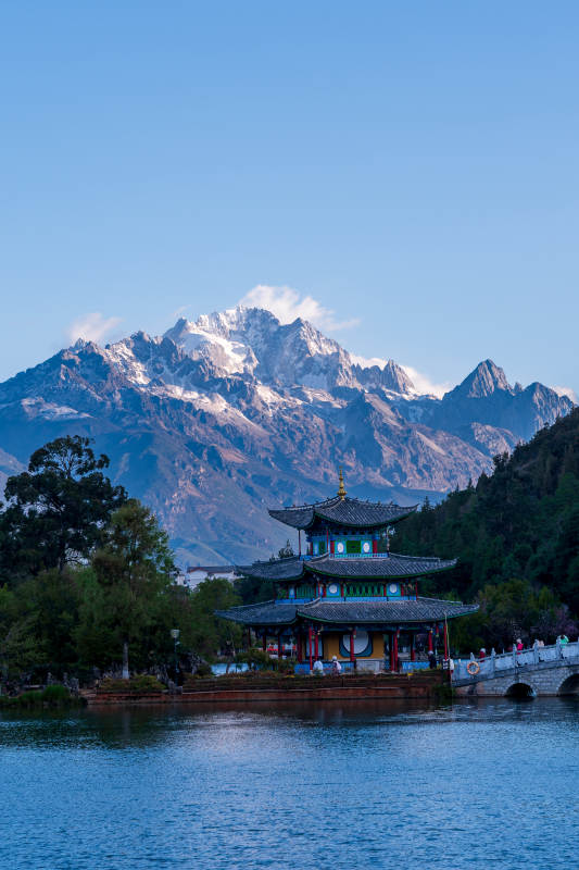 玉龙雪山映古塔 湖光胜景图图片
