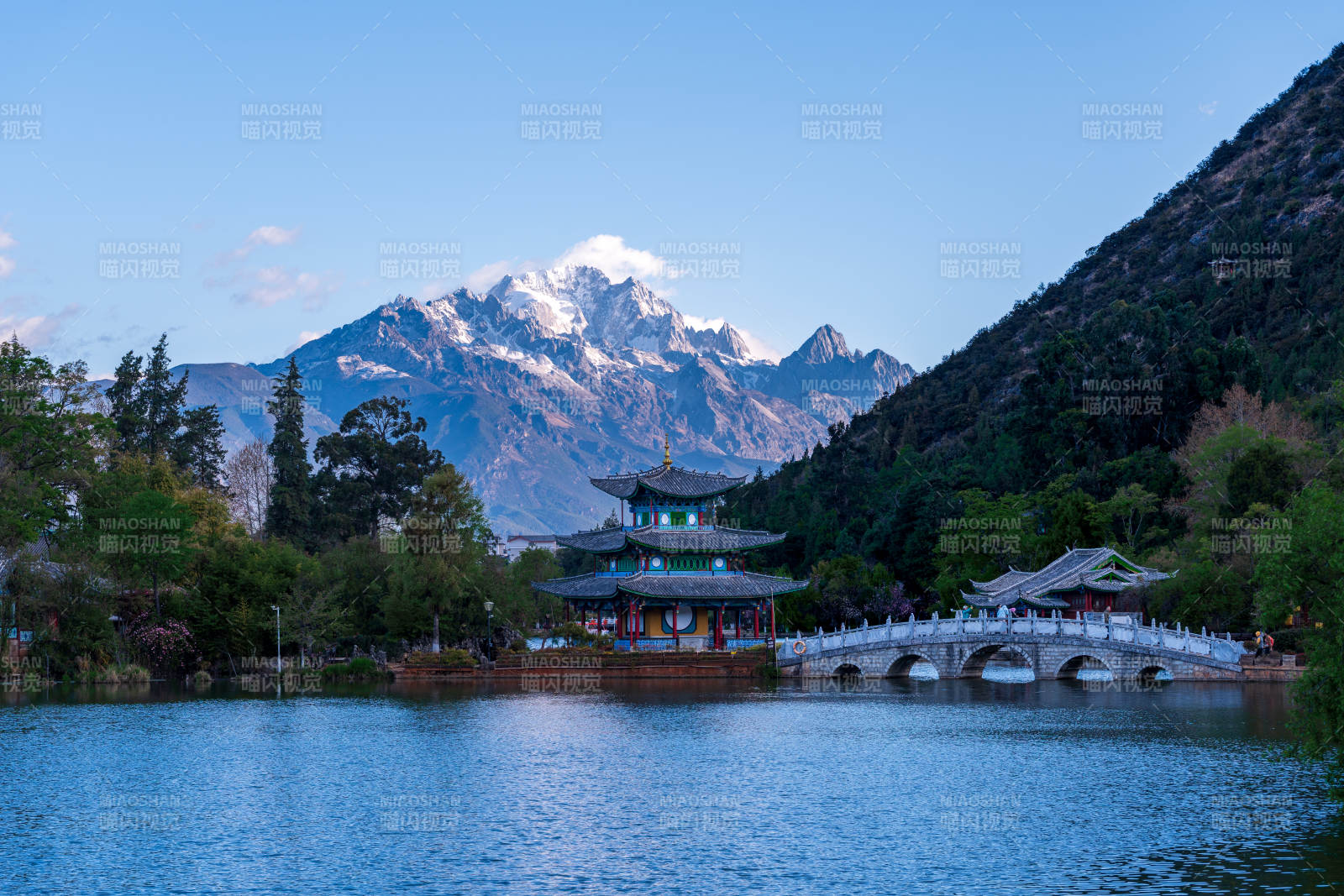 丽江雪山映古亭 湖光桥影美图片