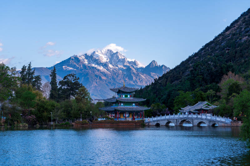 丽江雪山映古亭 湖光桥影美图片