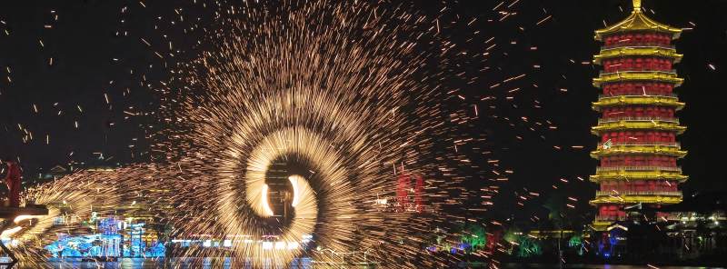 夜放花千树 塔影映星河图片