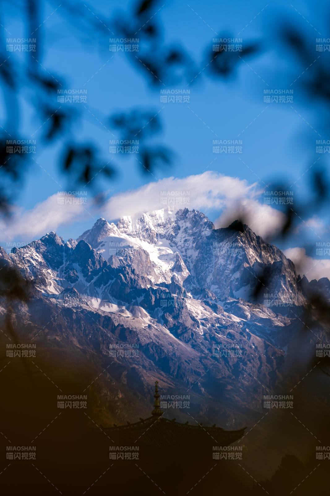 玉龙雪山古寺 云绕峰峦静图片