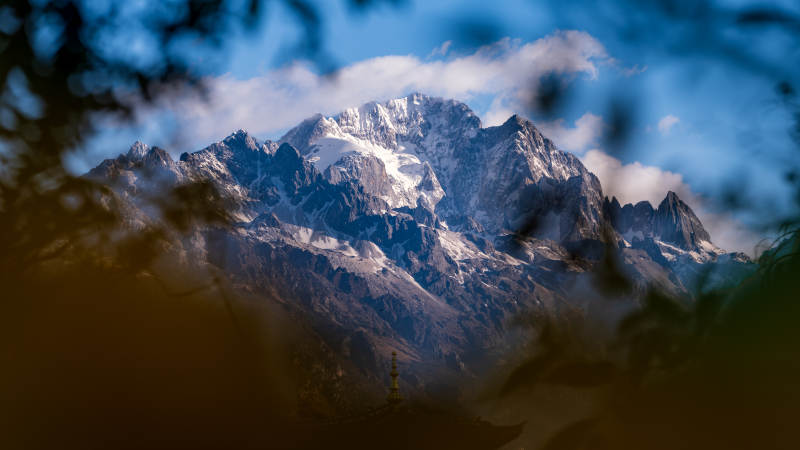 丽江玉龙雪山巍峨 云绕峰巅图片