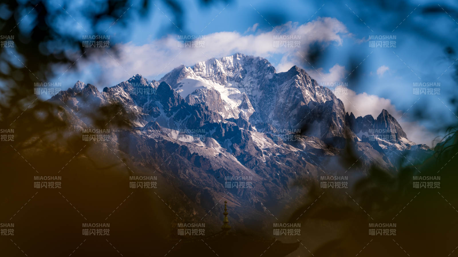 丽江玉龙雪山巍峨 云绕峰巅图片