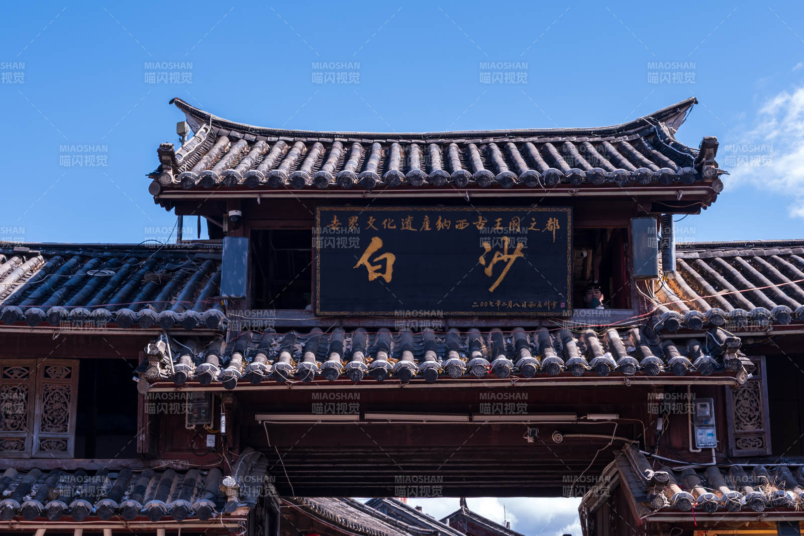 白沙古镇门楼蓝天映衬图片