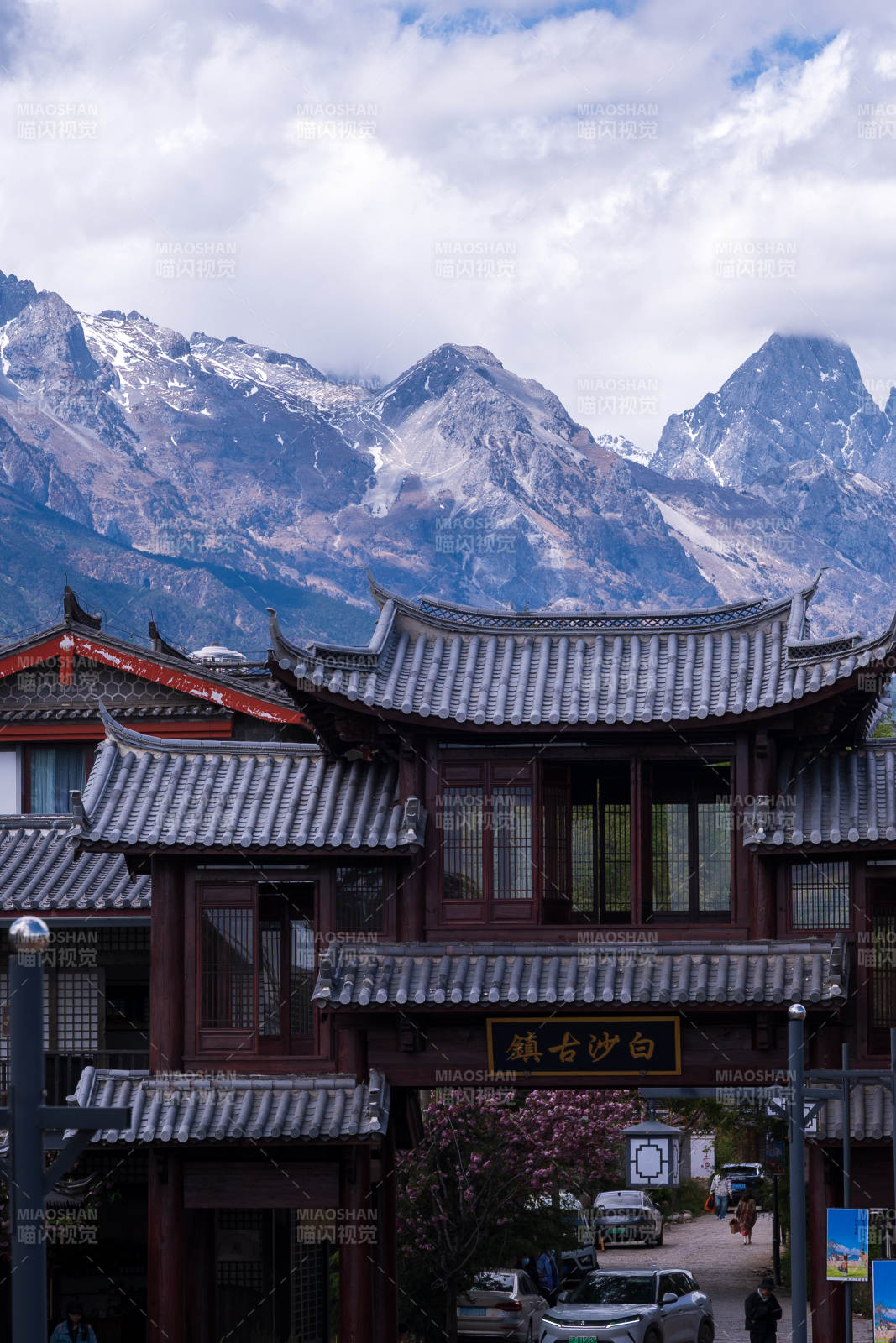 丽江玉龙雪山下的白沙古镇图片