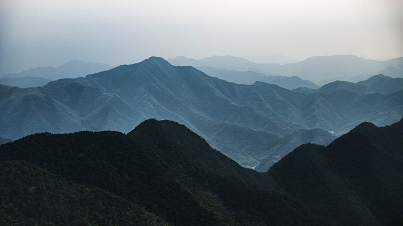 富阳安顶山 层峦叠嶂 雾锁青山图片