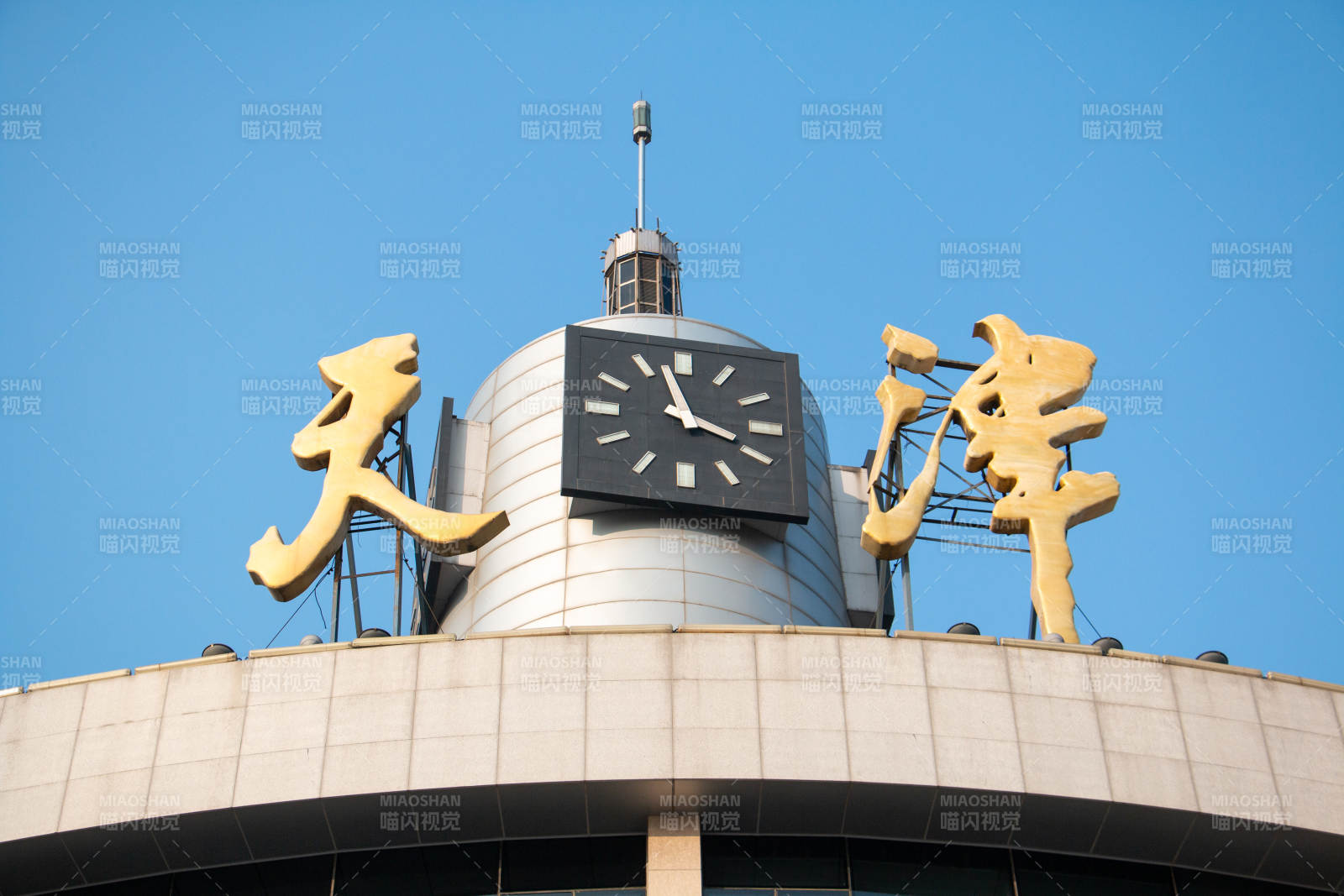天津站钟楼蓝天映衬图片