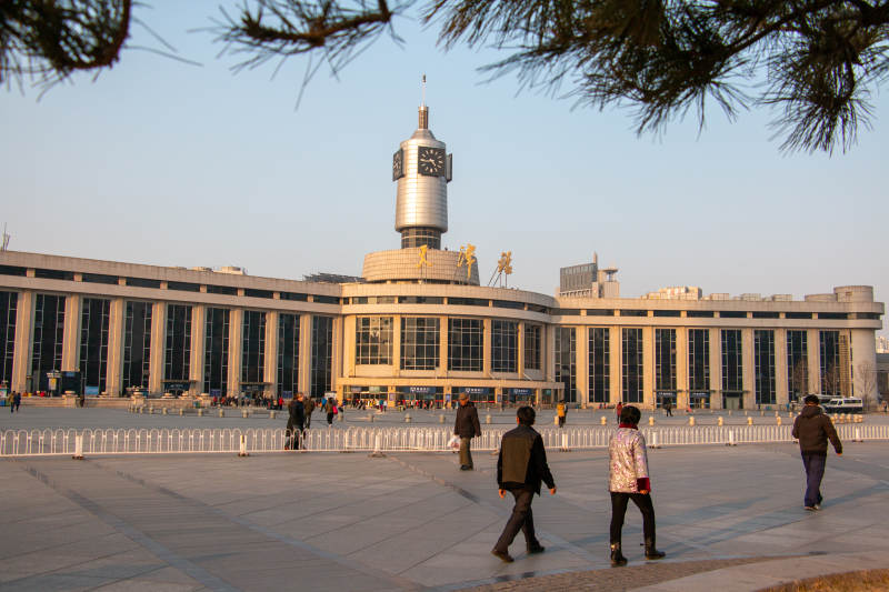 长春站前广场行人漫步图片