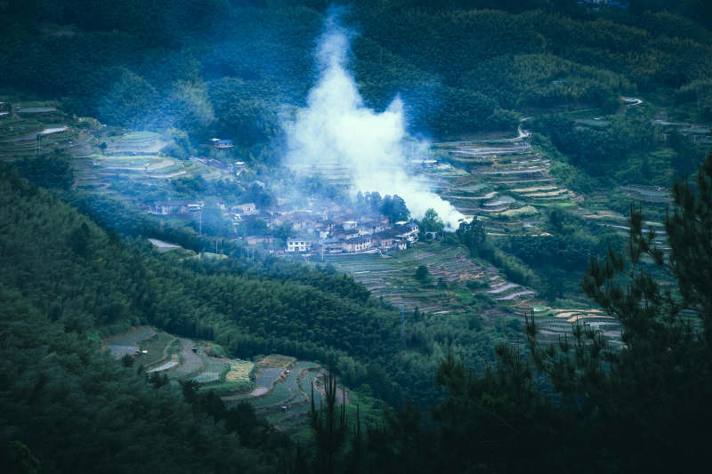 浙江南尖岩山间云雾绕梯田村落图片