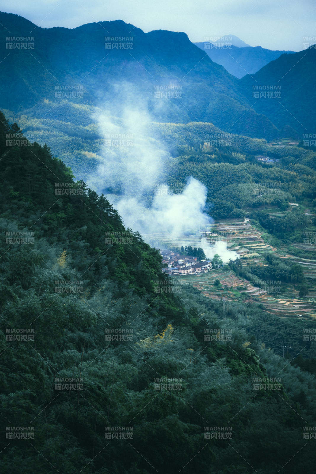 浙江南尖岩山间炊烟绕古村图片