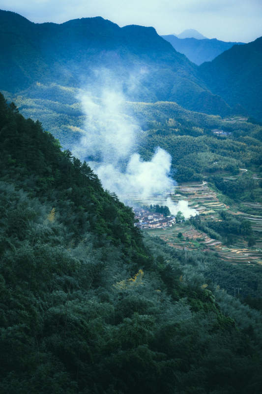 山间炊烟绕古村图片