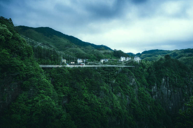浙江南尖岩青山悬桥 云下幽谷静景图片