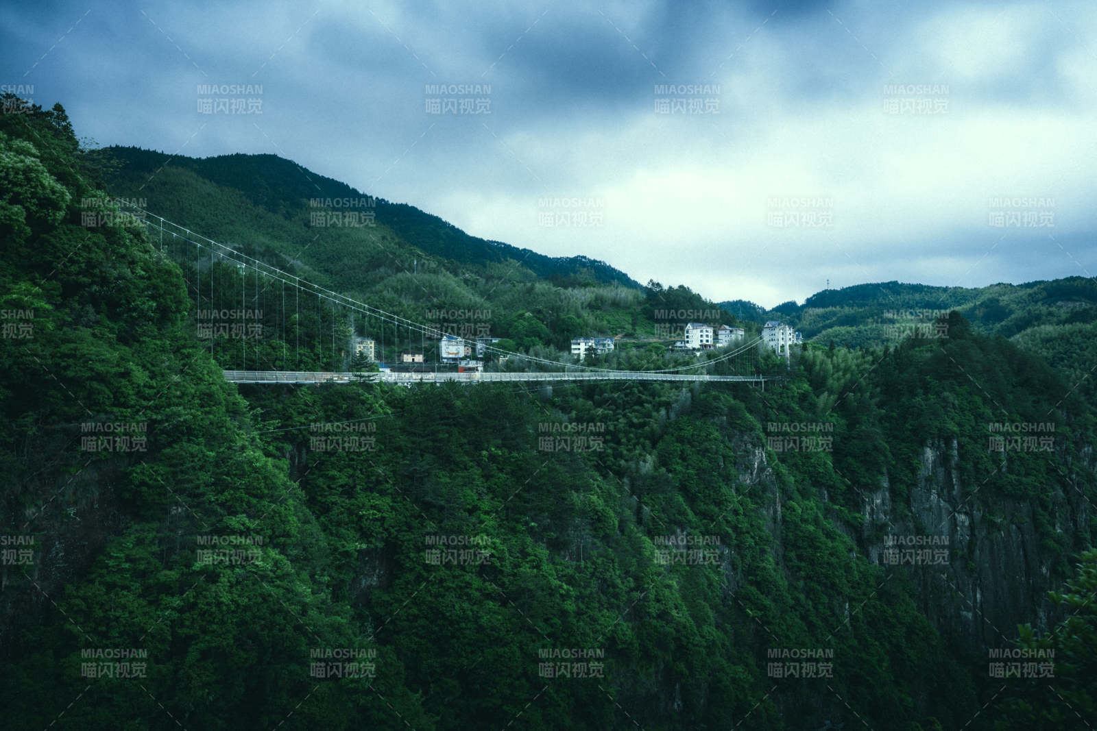 浙江南尖岩青山悬桥 云下幽谷静景图片