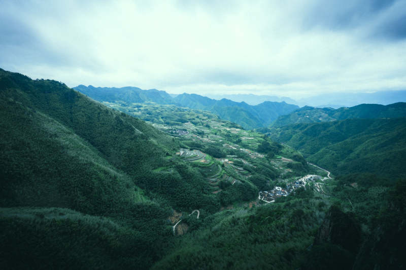 浙江南尖岩青山环抱 梯田如链图片