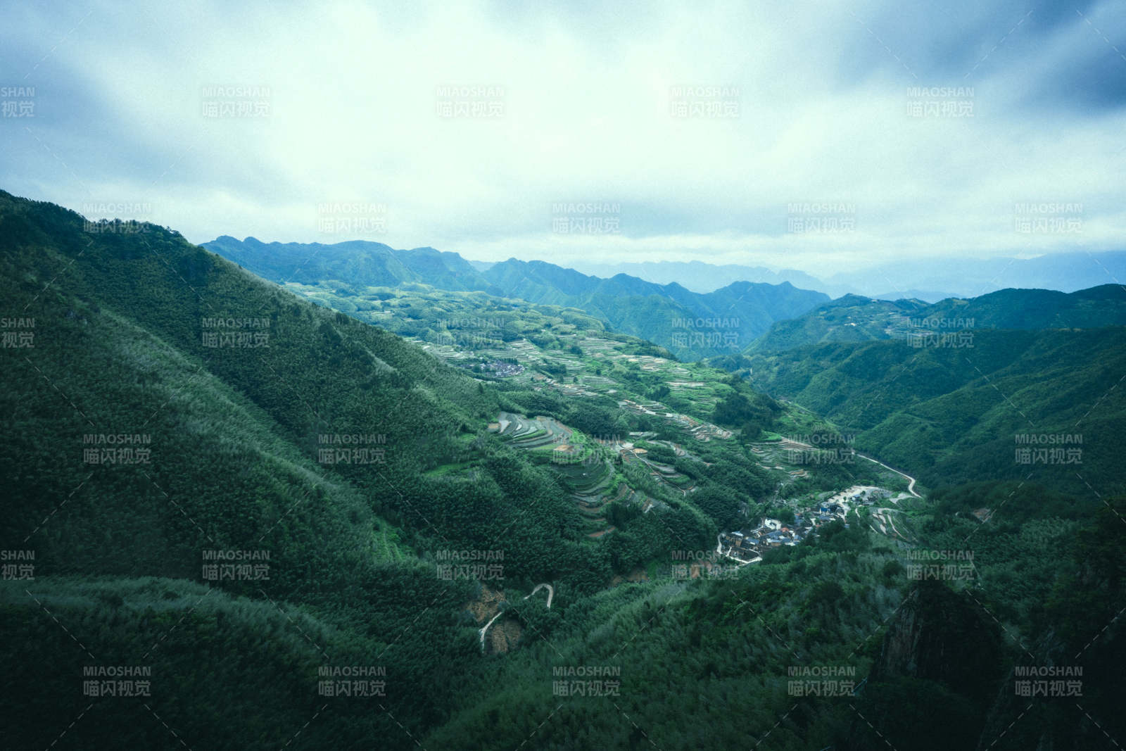 浙江南尖岩青山环抱 梯田如链图片