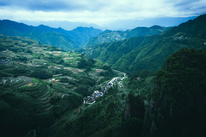 青山环抱梯田村落图片