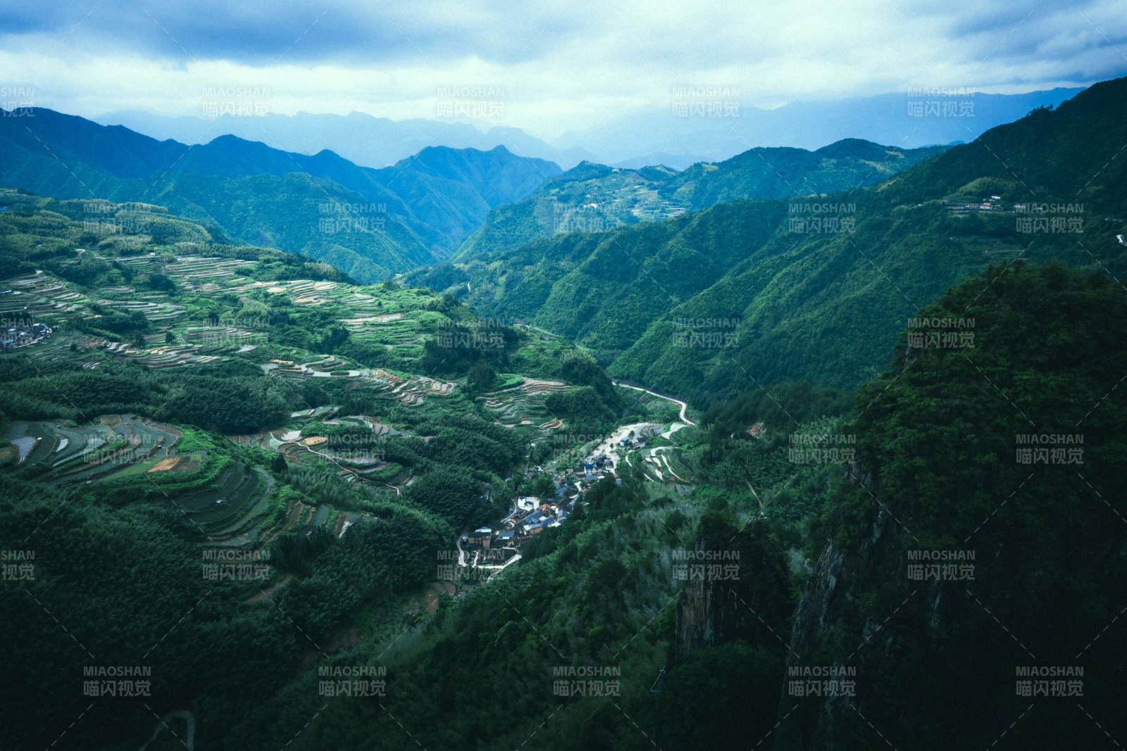 浙江南尖岩青山环抱梯田村落图片