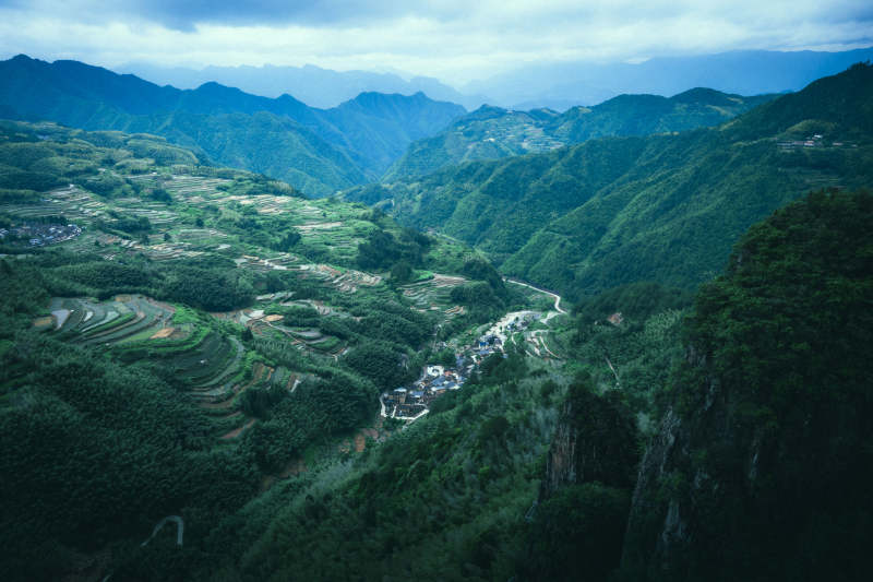 青山环抱 梯田如画图片