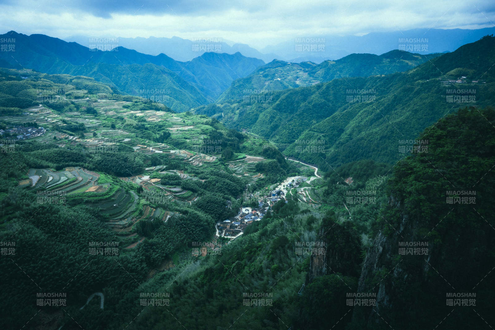 浙江南尖岩青山环抱 梯田如画图片