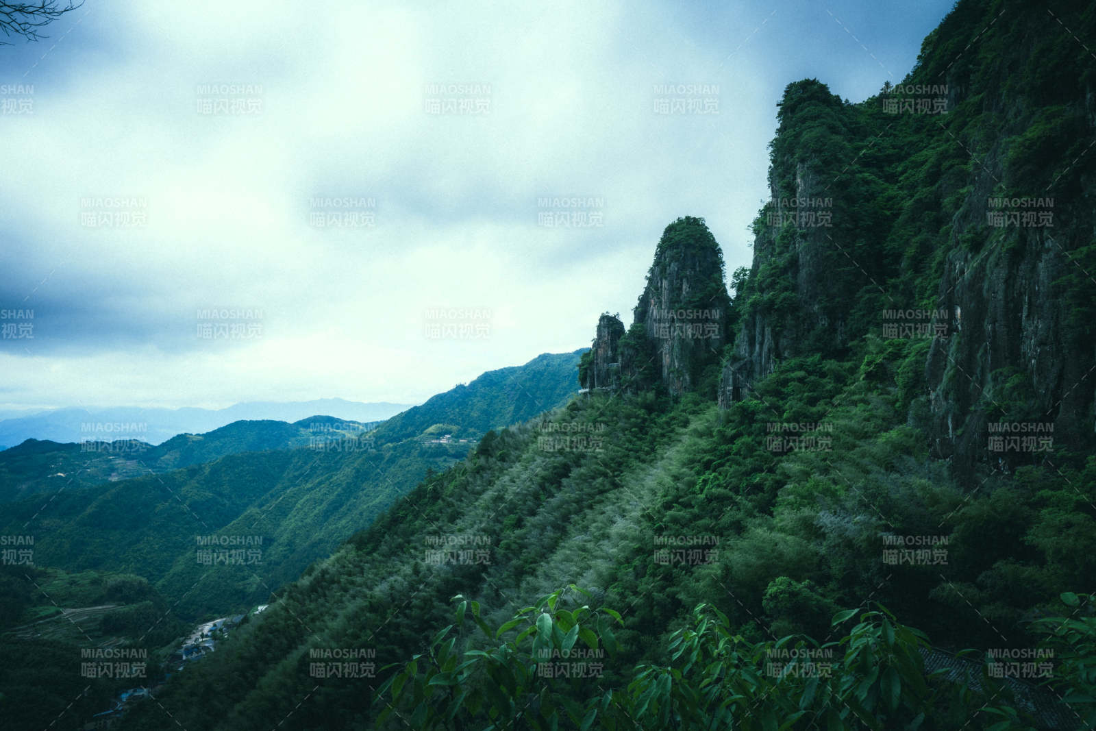 浙江南尖岩青山叠翠 云雾缭绕间图片