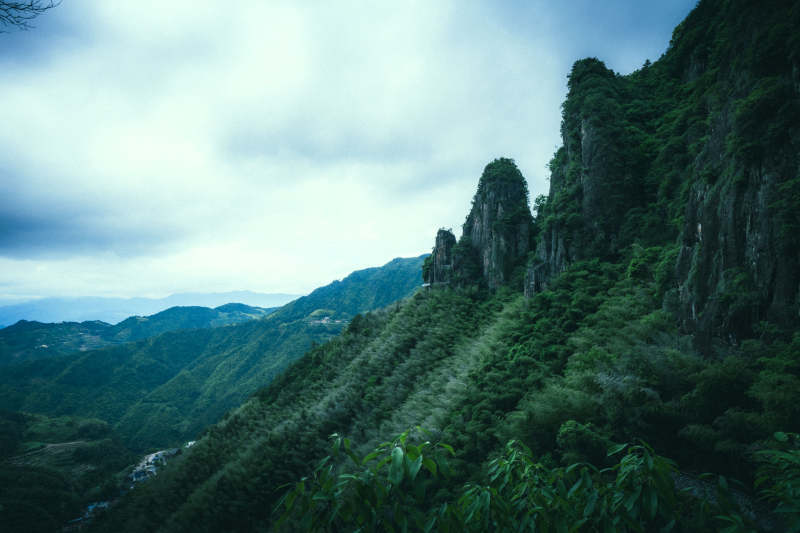 浙江南尖岩青山叠翠 云雾缭绕间图片