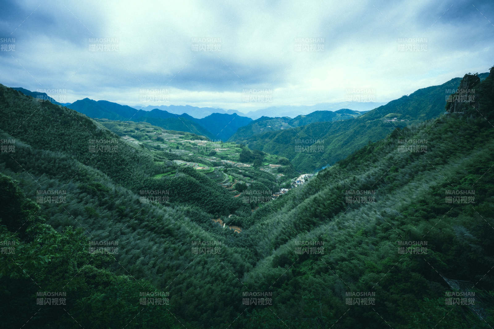 浙江南尖岩青山叠翠 云谷幽深图片