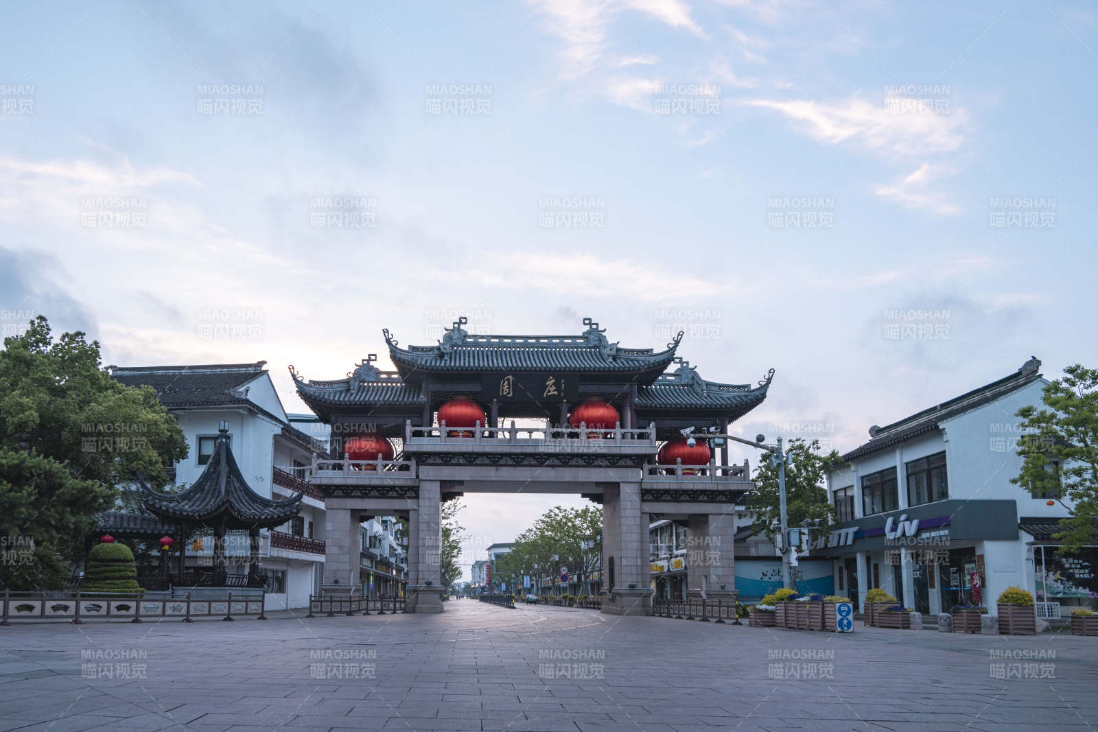 苏州周庄古韵牌坊迎晨曦图片