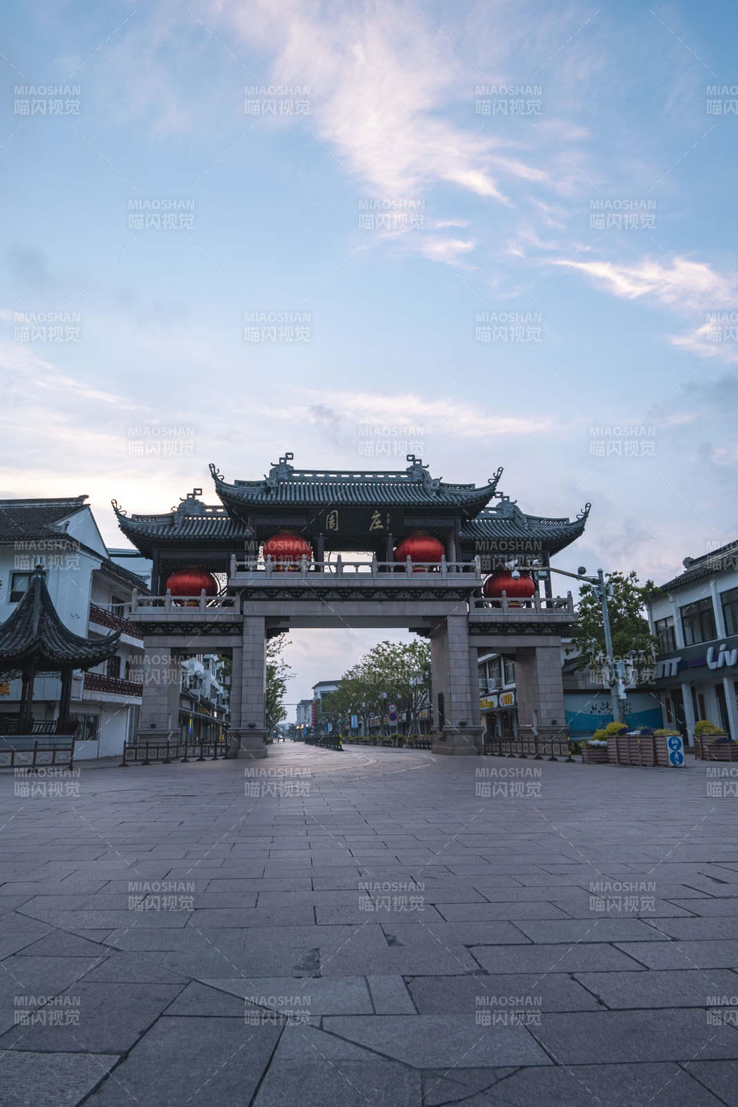 苏州周庄古韵牌坊迎晨曦图片
