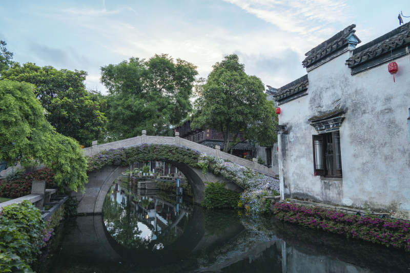 苏州周庄江南水乡 古桥映白墙图片
