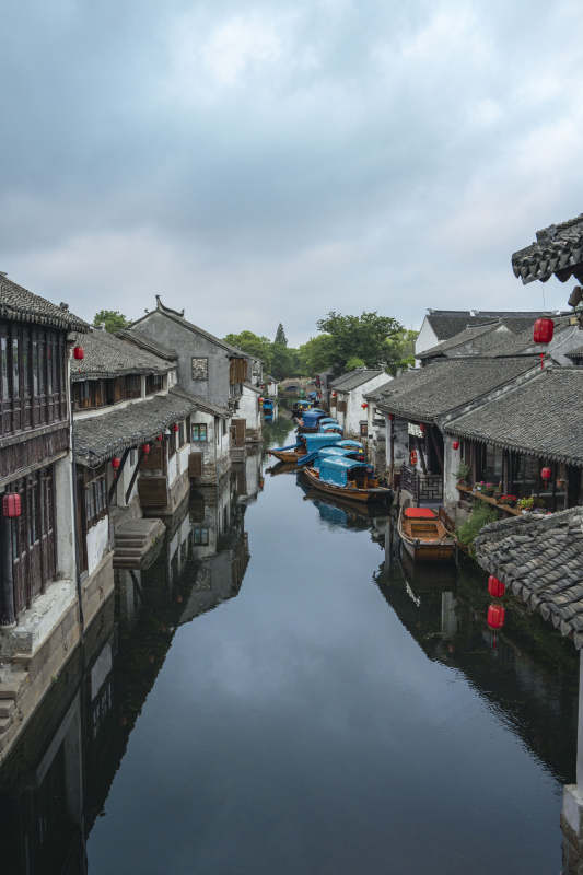 苏州周庄水乡古镇 静水映古宅图片