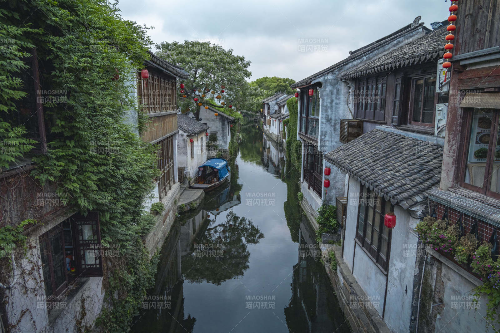 苏州周庄江南水乡古巷静流图片