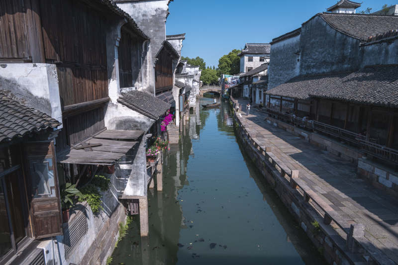 江南水乡古巷静流图片